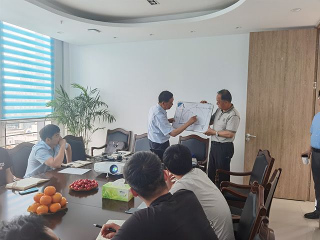 我院特邀請原南京水務(wù)集團(tuán)總工吳志成來我院授課(圖3)