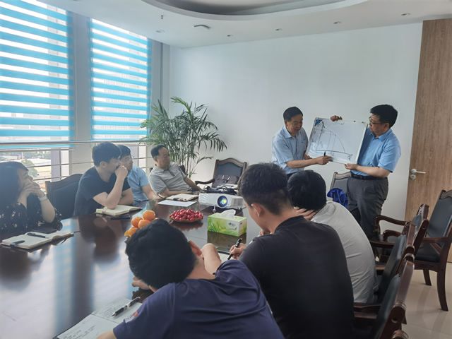 我院特邀請原南京水務(wù)集團(tuán)總工吳志成來我院授課(圖4)